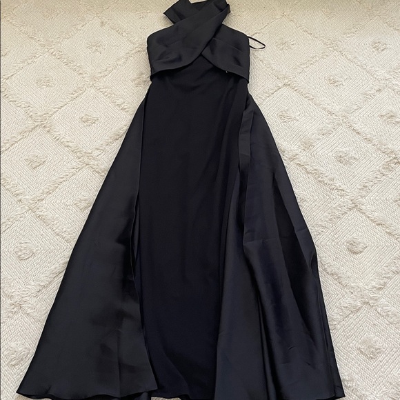 Betsy & Adam Dina Scuba Crepe Halter Neck Gown - Picture 5 of 10